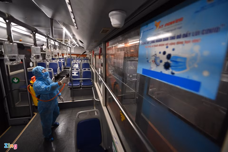 Các xe buýt sau khi thực hiện nhiệm vụ, quay về bến được phun khử khuẩn, dọn vệ sinh để đảm bảo an toàn phòng chống dịch.