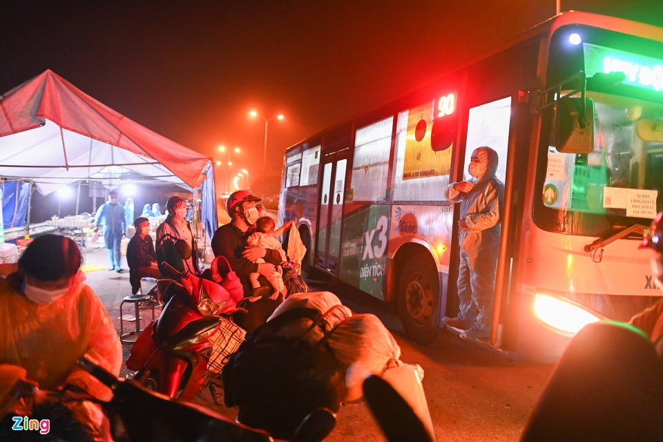 Theo Tổng công ty vận tải Hà Nội, từ 17h ngày 5/10, các xe buýt của công ty được huy động, dưới sự điều hành của Trung tâm Quản lý giao thông công cộng TP Hà Nội, phối hợp với Bộ Tư lệnh Thủ đô, Phòng Cảnh sát giao thông Công an TP Hà Nội thực hiện nhiệm vụ đưa đón người dân di chuyển từ vùng dịch các tỉnh phía Nam ra Hà Nội để tiếp tục đưa về các địa phương cách ly.