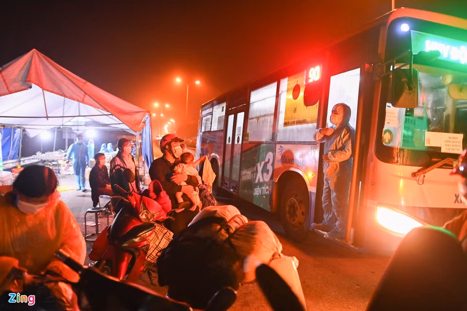 Theo Tổng công ty vận tải Hà Nội, từ 17h ngày 5/10, các xe buýt của công ty được huy động, dưới sự điều hành của Trung tâm Quản lý giao thông công cộng TP Hà Nội, phối hợp với Bộ Tư lệnh Thủ đô, Phòng Cảnh sát giao thông Công an TP Hà Nội thực hiện nhiệm vụ đưa đón người dân di chuyển từ vùng dịch các tỉnh phía Nam ra Hà Nội để tiếp tục đưa về các địa phương cách ly.