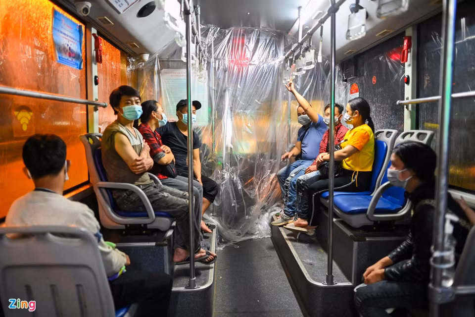 Kể từ ngày 5/10 đến ngày 11/10, đơn vị đã thực hiện 111 lượt xe chở 2.656 người dân từ các tỉnh phía nam về qua chốt kiểm dịch Cầu Giẽ tới chốt kiểm dịch cầu Trung Hà, cầu Như Nguyệt (Bắc Giang), cầu Đa Phúc, Sóc Sơn (Hà Nội), KCN Vsip Từ Sơn (Bắc Ninh).