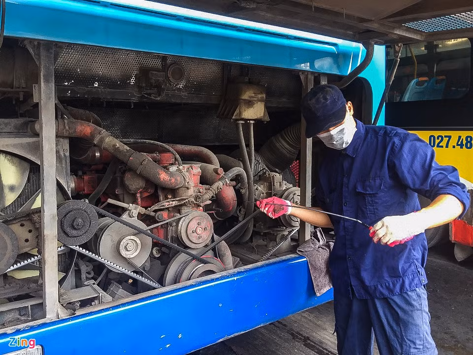 Anh Tuấn (thợ bảo dưỡng Xí nghiệp xe buýt Hà Nội) cho biết hơn 2 tháng thực hiện giãn cách xã hội, các tuyến buýt phải dừng hoạt động. Hàng tuần công nhân vẫn tới để bảo dưỡng, nổ máy để sẵn sàng cho ngày hoạt động trở lại.
