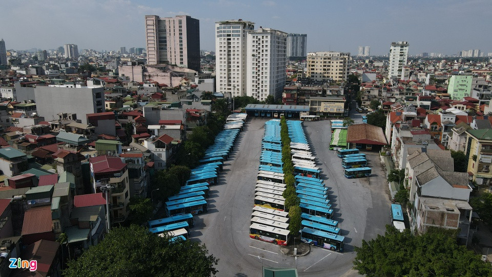 Tại bến số 29 đường Lạc Trung (quận Hai Bà Trưng) từ ngày 24/7 đến nay, hơn 170 chiếc xe buýt vẫn tạm ngừng hoạt động do ảnh hưởng của dịch bệnh Covid-19.