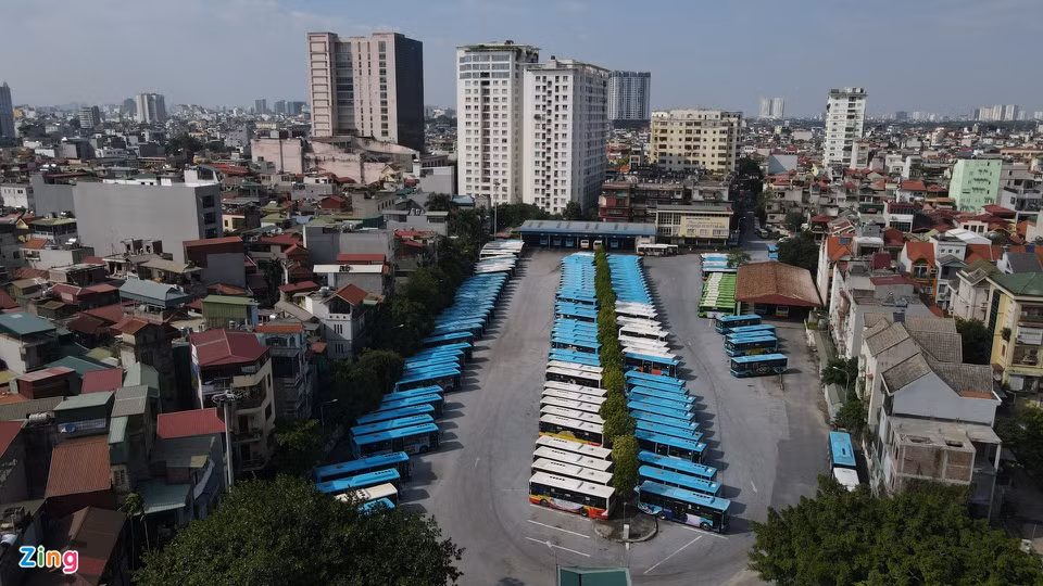 Tại bến số 29 đường Lạc Trung (quận Hai Bà Trưng) từ ngày 24/7 đến nay, hơn 170 chiếc xe buýt vẫn tạm ngừng hoạt động do ảnh hưởng của dịch bệnh Covid-19.