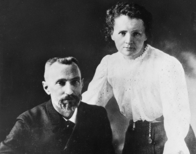 Marie Curie đạt được những thành tựu để đời trên nhờ đam mê khoa học từ nhỏ. Khi trưởng thành, bà đến Paris vừa học vừa kiếm tiền để theo đuổi lý tưởng. Chính tại nước Pháp, Marie gặp gỡ và nên duyên vợ chồng với nhà khoa học tài ba Pierre Curie. Nhờ sự giúp đỡ và động viên của chồng, bà thoát khỏi định kiến xã hội phụ nữ không thể làm khoa học.