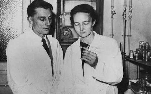 Thừa hưởng đam mê nghiên cứu khoa học từ bố mẹ, Irène lớn lên trở thành nhà hóa học và vật lý học. Bà cùng chồng Frédéric Joliot-Curie đã nghiên cứu được công trình về sự phát xạ nhân tạo. Nhờ công trình này, bà được trao giải Nobel hóa học năm 1935.