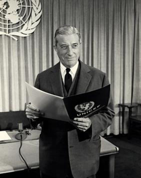 Năm 1954, Eve kết hôn cùng Henry Richardson Labouisse (trong ảnh) - nhà ngoại giao và nhà hoạt động xã hội người Mỹ. Ông là giám đốc Quỹ Nhi đồng Liên hiệp quốc (UNICEF) từ năm 1965 - 1969. Vào năm 1965, UNICEF được trao tặng Giải Nobel Hòa bình cho công việc khích lệ tình thương tương trợ giữa các quốc gia. Trên cương vị giám đốc, con rể của Marie Curie vinh dự thay mặt UNICEF nhận giải thưởng Nobel danh tiếng.