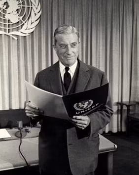 Năm 1954, Eve kết hôn cùng Henry Richardson Labouisse (trong ảnh) - nhà ngoại giao và nhà hoạt động xã hội người Mỹ. Ông là giám đốc Quỹ Nhi đồng Liên hiệp quốc (UNICEF) từ năm 1965 - 1969. Vào năm 1965, UNICEF được trao tặng Giải Nobel Hòa bình cho công việc khích lệ tình thương tương trợ giữa các quốc gia. Trên cương vị giám đốc, con rể của Marie Curie vinh dự thay mặt UNICEF nhận giải thưởng Nobel danh tiếng.