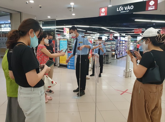 Không chỉ Huế, một số tỉnh thành khác như TP. Hồ Chí Minh, Đà Nẵng... cũng đã xây dựng ứng dụng riêng phục vụ công tác phòng chống dịch. Ảnh: Lao động.