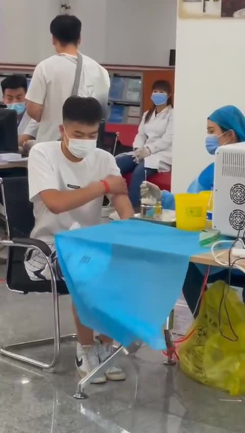 Anh chang dep trai so tiem, keo khau trang che kin mat