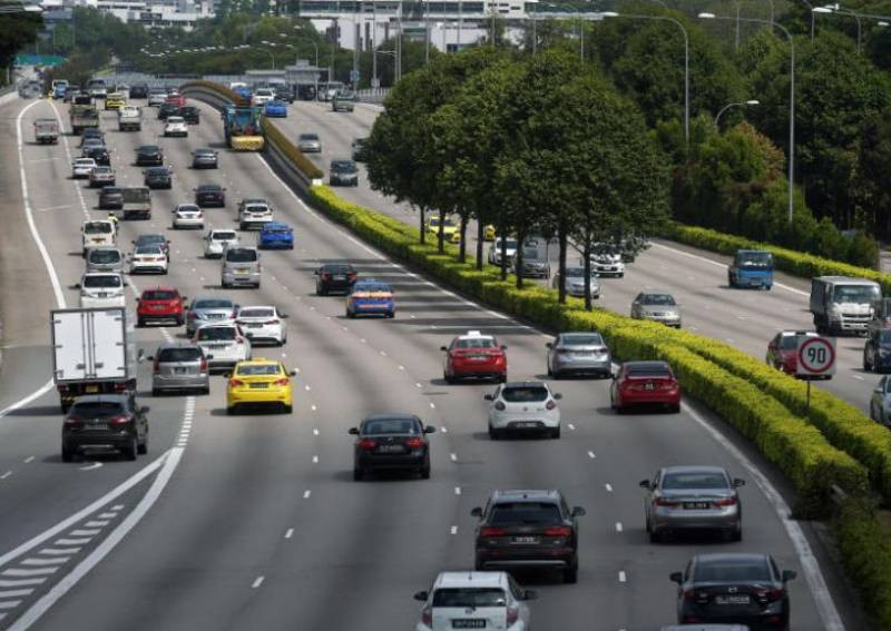 Tại các trạm ERP, hệ thống camera của Singapore theo dõi lưu lượng hoạt động của các phương tiện, lưu lại biển số xe và giám sát việc các xe có gắn thiết bị thu phí hay không. Trong trường hợp lái xe không trả phí vào nội đô thì trung tâm kiểm soát sẽ tiến hành “phạt nguội”. Khi ấy, lái xe sẽ nhận được thông báo về khoản phạt. Nếu nộp phạt chậm thì số tiền sẽ ngày càng tăng và người vi phạm có thể bị phạt tù.