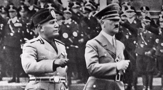 Trong cuốn nhật ký, Claretta viết rằng, trùm phát xít Hitler bật khóc khi lần đầu gặp mặt Mussolini vào năm 1938.