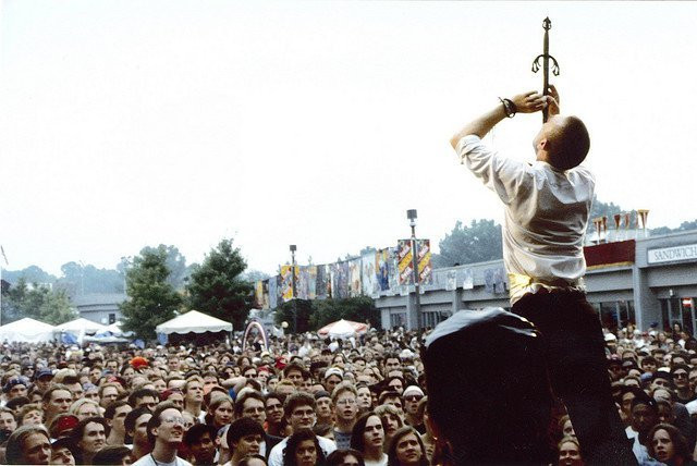 Trong thời gian luyện tập, người biểu diễn sẽ phải ngửa nửa đầu ra phía sau sao cho họng, thực quản và dạ dày của họ tạo thành một đường thẳng.