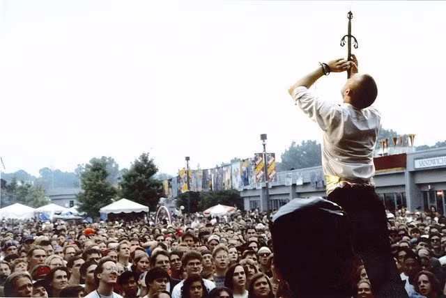 Trong thời gian luyện tập, người biểu diễn sẽ phải ngửa nửa đầu ra phía sau sao cho họng, thực quản và dạ dày của họ tạo thành một đường thẳng.