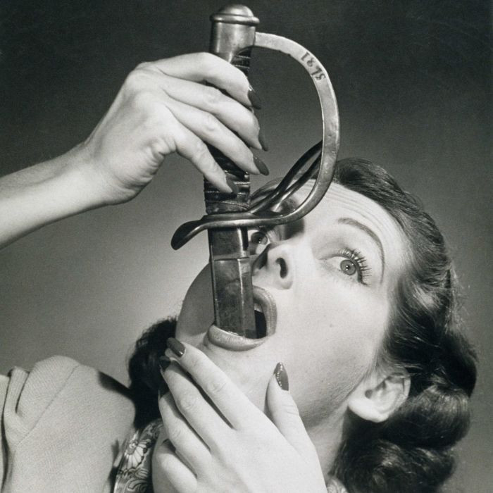 Bởi lẽ thanh kiếm dài có lưỡi sắc bén. Nếu không cẩn thận thì người sử dụng có thể bị thương, nhất là khi "nuốt chửng" vào bụng thì càng nguy hiểm hơn.