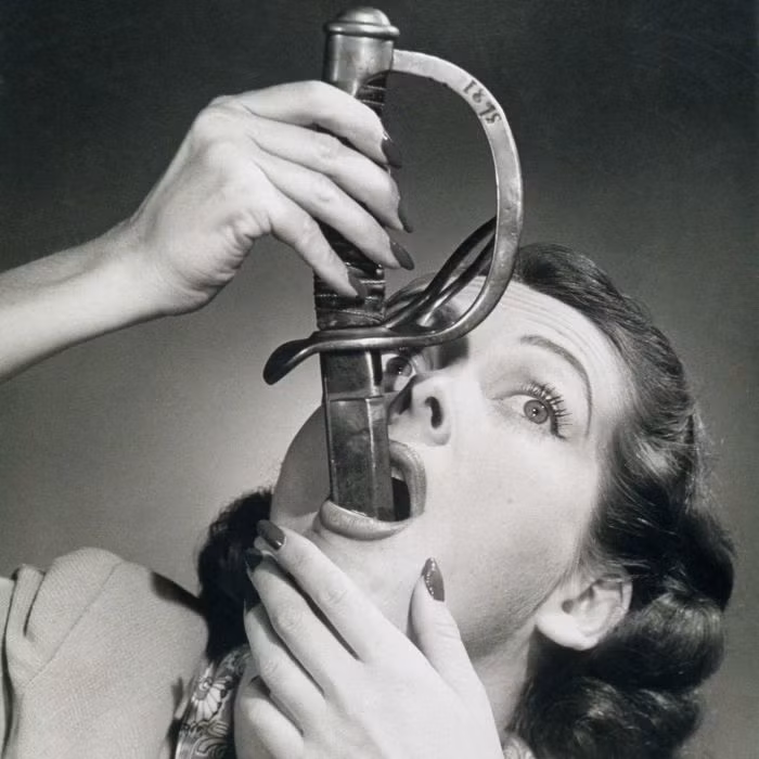 Bởi lẽ thanh kiếm dài có lưỡi sắc bén. Nếu không cẩn thận thì người sử dụng có thể bị thương, nhất là khi "nuốt chửng" vào bụng thì càng nguy hiểm hơn.