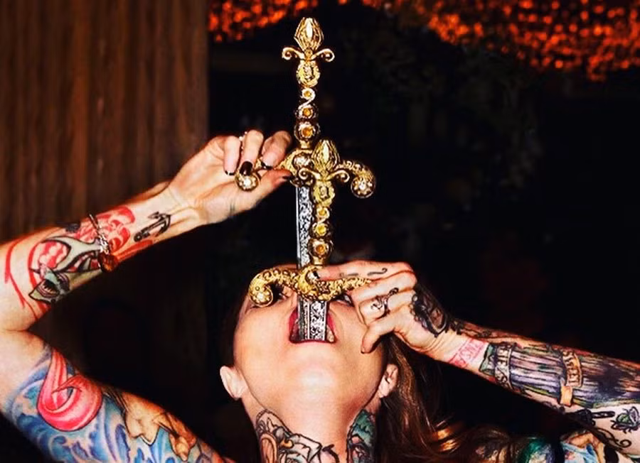 Trong những màn biểu diễn phục vụ nhu cầu giải trí cho khán giả, một số người gây ấn tượng khi sử dụng đạo cụ là những thanh kiếm dài. Đặc biệt, màn biểu diễn " nuốt chửng" kiếm khiến khán giả thót tim, hồi hộp khi xem.