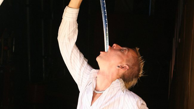 Trước bí ẩn này, một số chuyên gia tiến hành tìm hiểu và giải mã khả năng đặc biệt của những người có tài "nuốt" kiếm.