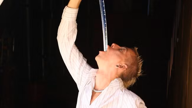 Trước bí ẩn này, một số chuyên gia tiến hành tìm hiểu và giải mã khả năng đặc biệt của những người có tài "nuốt" kiếm.