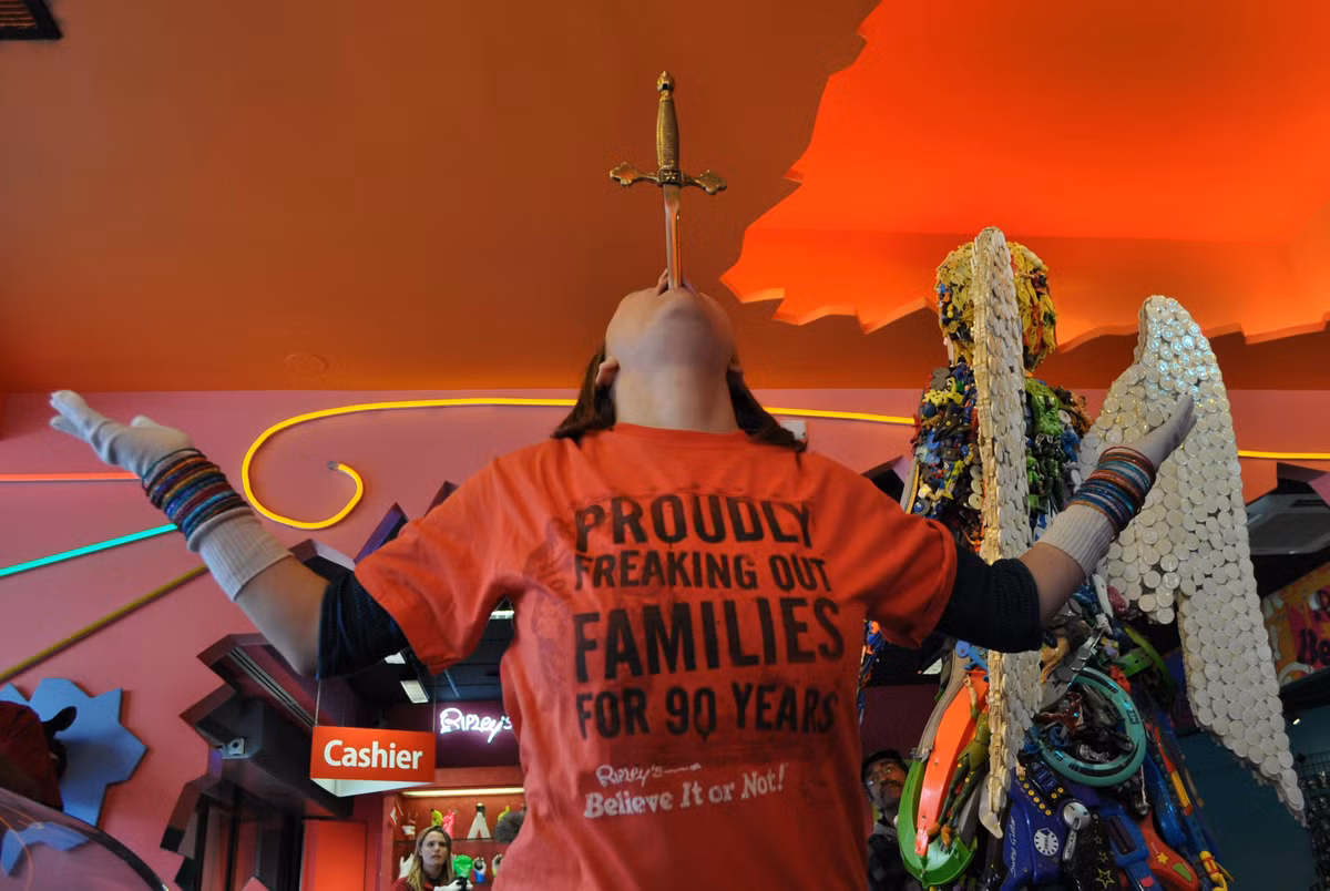 Sau đó, việc làm nguy hiểm này xuất hiện ở nhiều nơi trên thế giới trong nhiều thế kỷ và tồn tại đến ngày nay.