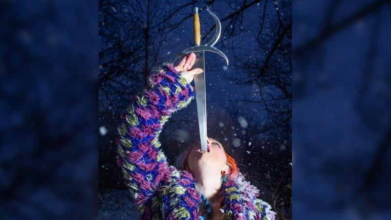 Để có thể thực hiện trôi chảy màn biểu diễn "nuốt kiếm" mà không xảy ra sự cố nguy hiểm đến tính mạng, những người đó phải luyện tập suốt một thời gian dài, thường là vài năm.