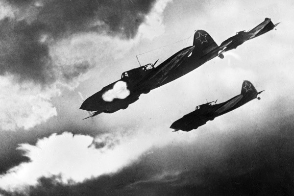 Để "xe tăng bay" Ilyushin Il-2 trở thành vũ khí đáng gờm trên chiến trường, các kỹ sư, nhà khoa học Liên Xô trang bị cho máy bay này động cơ Mikulin AM-38F V-12 làm lạnh bằng chất lỏng có công suất 1.720 mã lực. Nhờ vậy, máy bay có thể đạt tốc độ tối đa 410 km/h ở độ cao 1.500m. Tầm hoạt động lên đến 765 km.