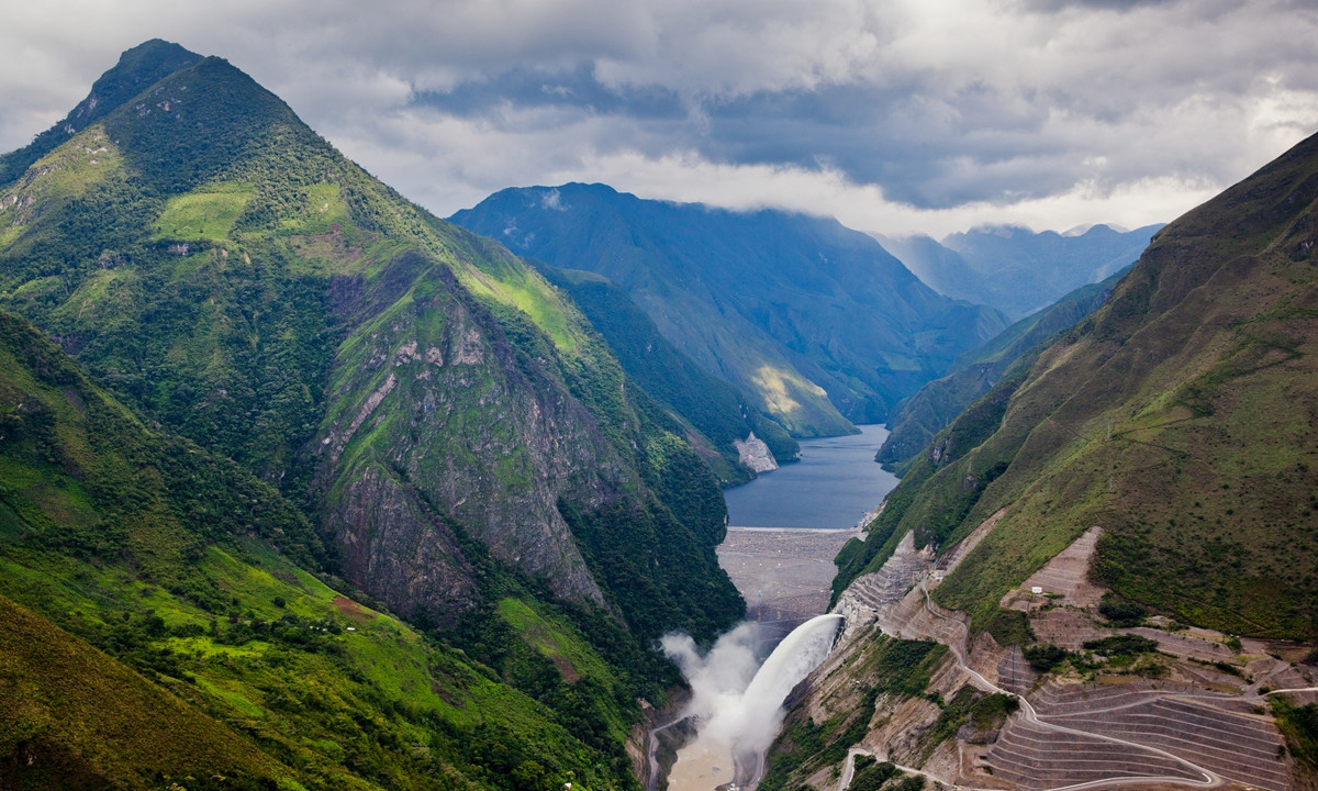 Trong cuộc khai quật tại Huaca Santa Rosa de Pucalá, vùng Lambayeque của Peru, các chuyên gia tìm thấy 4 ngôi mộ cổ. Trong các ngôi mộ chứa 29 bộ hài cốt.