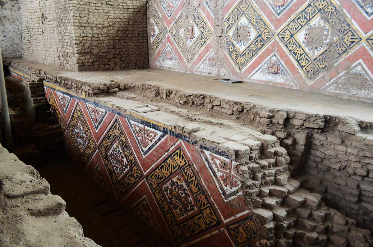 Thêm nữa, các chuyên gia cố gắng tìm ra các manh mối giúp lý giải vì sao 29 bộ hài cốt của người Mochica và Wari cùng được chôn tại một địa điểm.