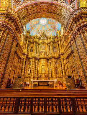 La Compañía de Jesús được xây dựng vào thế kỷ 16. Quá trình xây dựng mất 70 năm và thêm 160 năm mới hoàn tất quá trình trang trí.