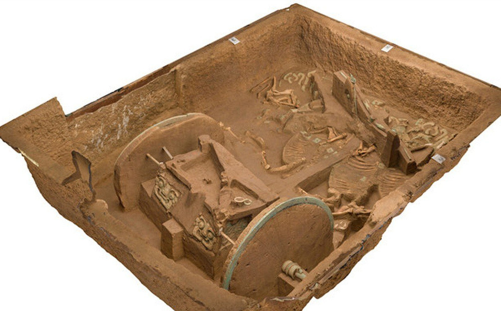 Vào năm 2014, các nhà khảo cổ Trung Quốc phát hiện một kho báu "khủng" bên dưới ruộng lúa mì tươi tốt ở một ngôi làng ở ngoại ô thành phố Bảo Kê, tỉnh Thiểm Tây. Họ có khám phá bất ngờ này khi kiểm tra các bức ảnh chụp từ trên không về đất nông nghiệp của ngôi làng trên.