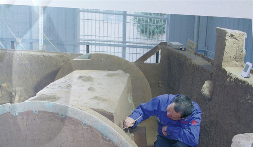 Cho rằng bên dưới ruộng lúa mì che giấu một bí mật lớn, các chuyên gia quyết định đào xới nơi này. Kết quả là họ có thu hoạch bất ngờ khi tìm thấy một cỗ chiến xa bằng đồng.