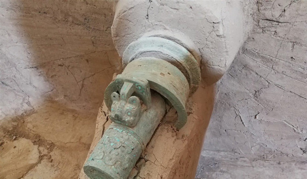 Cỗ chiến xa bằng đồng có chiều rộng khoảng 3m được làm chủ yếu từ đồng với các bánh xe làm bằng gỗ.