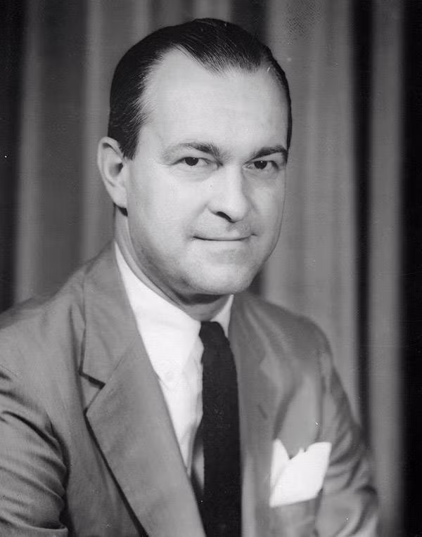 Vào năm 1973, Giám đốc CIA khi đó là Richard Helms (trong ảnh) đã ra lệnh phá hủy tất cả hồ sơ về MKUltra khi một số thông tin về dự án này bị rò rỉ ra bên ngoài. Dù vậy, khoảng 20.000 tài liệu về dự án còn xót lại do bị lưu giữ nhầm trong một tòa nhà giữ hồ sơ tài chính. Đến năm 1977, thượng viện Mỹ tổ chức phiên điều trần về những bí mật liên quan đến dự án MKUltra.