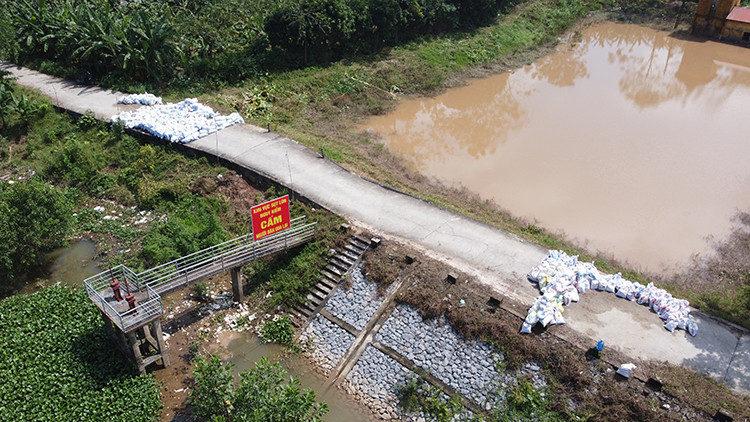 Sụt lún nghiêm trọng tại nhiều điểm đê ở Hà Nội - Hình 2 Sut lun nghiem trong tai nhieu diem de o Ha Noi-Hinh-2