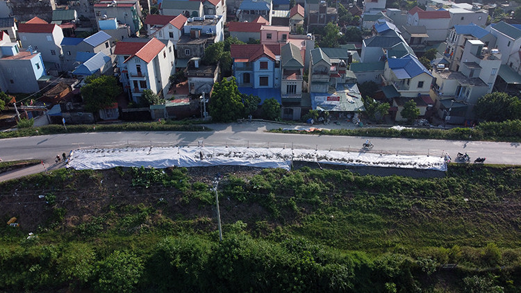 Sụt lún nghiêm trọng tại nhiều điểm đê ở Hà Nội - Hình 7 Sut lun nghiem trong tai nhieu diem de o Ha Noi-Hinh-7