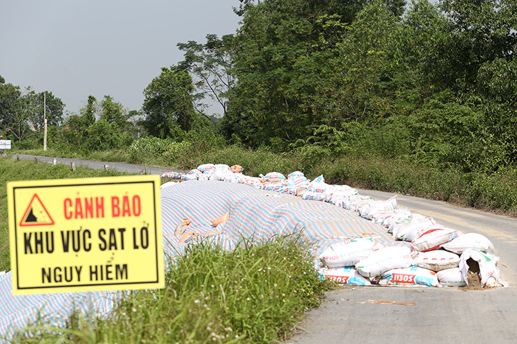 Sụt lún nghiêm trọng tại nhiều điểm đê ở Hà Nội - Hình 14 Sut lun nghiem trong tai nhieu diem de o Ha Noi-Hinh-14