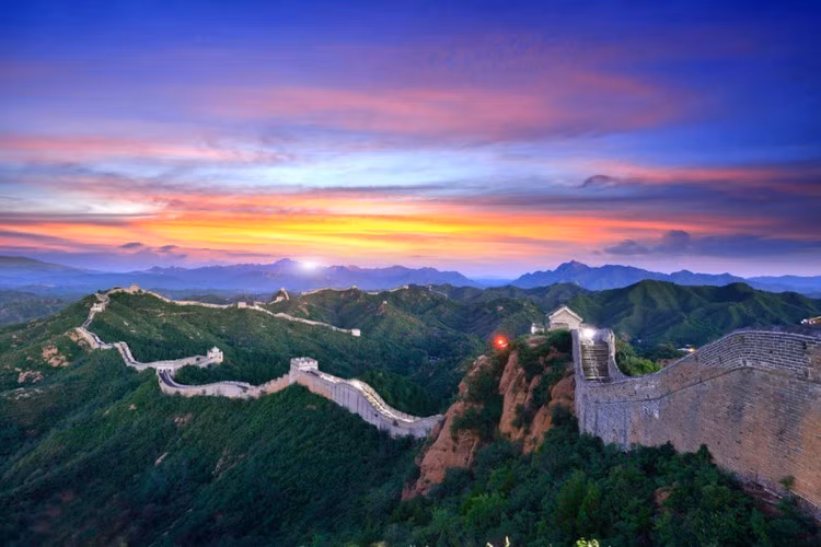 Khi tìm đến Vạn Lý Trường Thành và biết tin chồng chết, Mạnh Khương Nữ khóc thương và khiến một đoạn tường sụp đổ để lộ hài cốt của chồng. Theo đó, Mạnh Khương Nữ mang thi hài của chồng về quê chôn cất.