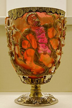 Điều này xuất phát từ việc chiếc cốc Lycurgus có thể chuyển màu xanh đỏ tùy ánh sáng chiếu vào. Hiệu ứng chuyển màu của chiếc cốc được các chuyên gia xác định là do hiện tượng giao thoa. Khi có sự tương tác giữa ánh sáng với các hạt nano kim loại thì chiếc cốc sẽ đổi màu.