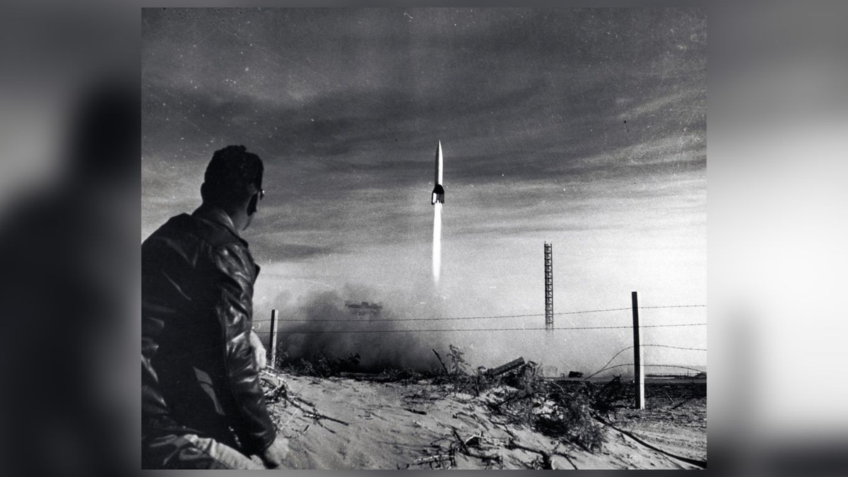 Trùm phát xít Hitler và Đức quốc xã đặt nhiều kỳ vọng vào "vũ khí báo thù" này vì V2 là tên lửa đạn đạo dẫn đường đầu tiên trên thế giới. Các chuyên gia quân sự và vũ khí làm việc cho Hitler tiến hành dự án nghiên cứu, chế tạo V-2 từ năm 1934. Nó được thử nghiệm thành công lần đầu tiên vào tháng 10/1942.