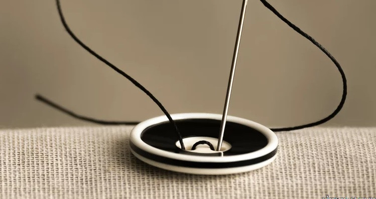 Do vậy, Newton dùng một chiếc kim xỏ (loại kim tương đối cùn nhưng to và dày, thường được dùng để may quần áo) chọc vào khe giữa cầu mắt và hốc mắt rồi ấn thử xem cảm nhận thế nào.