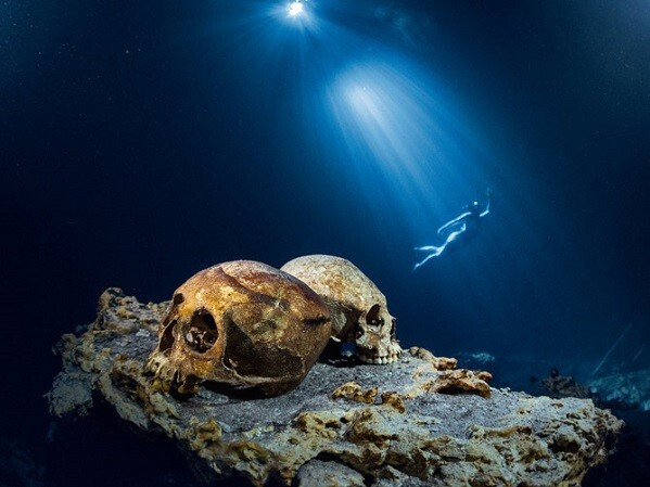 Trong số này có việc thần Chaak sẽ ban mưa cho người dân Maya sau khi nhận được những vật hiến tế sơn màu xanh. Nhờ vậy, nền văn minh này sẽ có một vụ mùa bội thu.