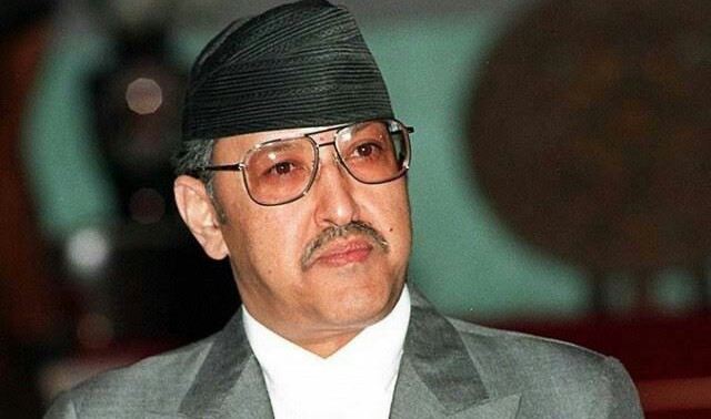 Trong cuộc họp hoàng gia tối hôm đó, Vua Birendra đe dọa sẽ truyền ngôi cho em trai của Thái tử Dipendra.