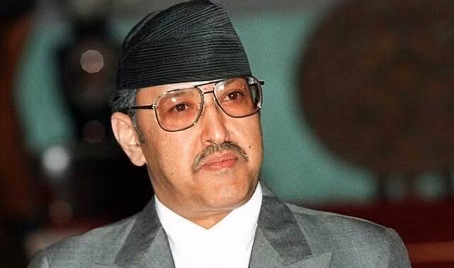 Trong cuộc họp hoàng gia tối hôm đó, Vua Birendra đe dọa sẽ truyền ngôi cho em trai của Thái tử Dipendra.