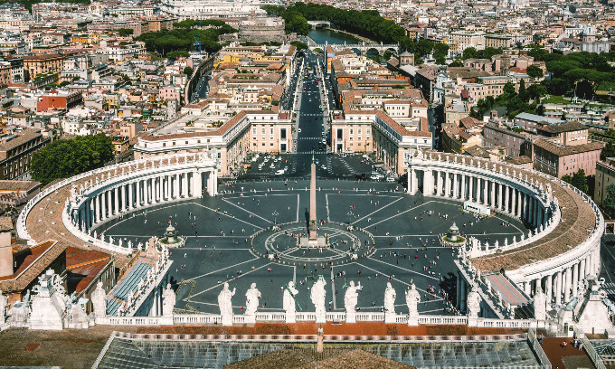 Thành quốc Vatican nằm trong lòng thành phố Rome của Italy và được bao bọc bởi các tường thành kín. Đây là quốc gia nhỏ nhất thế giới với diện tích 0,44 km2. Dân số nơi đây khoảng 800 người. Trong số này, khoảng 450 người mang quốc tịch Vatican. Số người còn lại là dân cư trú tạm thời hoặc vĩnh viễn mà không có quyền công dân.