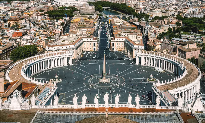 Thành quốc Vatican nằm trong lòng thành phố Rome của Italy và được bao bọc bởi các tường thành kín. Đây là quốc gia nhỏ nhất thế giới với diện tích 0,44 km2. Dân số nơi đây khoảng 800 người. Trong số này, khoảng 450 người mang quốc tịch Vatican. Số người còn lại là dân cư trú tạm thời hoặc vĩnh viễn mà không có quyền công dân.