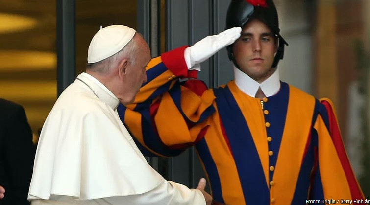 Sở dĩ như vậy là vì đội vệ binh này đều là những người lính tinh nhuệ mang quốc tịch Thụy Sĩ. Họ được Vatican thuê để bảo vệ Giáo hoàng và Tòa thánh Vatican.