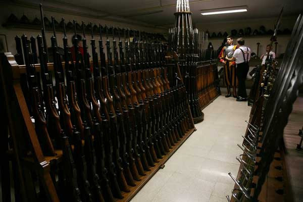 Mỗi người có thể phục vụ trong đội vệ binh Thụy Sĩ từ 2 - 25 năm. Họ thường nhận lương 20.200 USD cùng tiền lương ngoài giờ nếu họ làm thêm. Họ được cấp nơi ở nội trú tại Vatican.