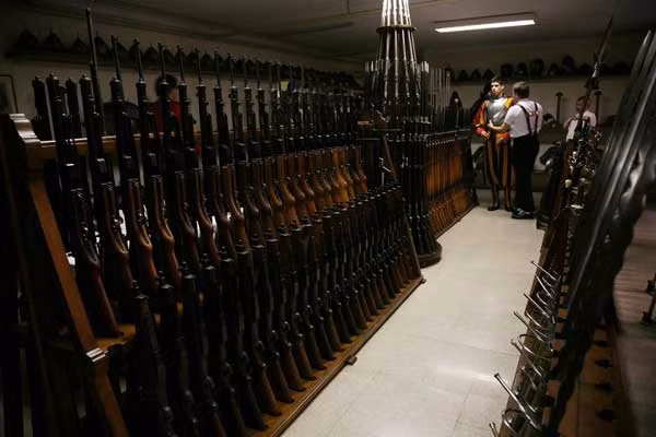 Mỗi người có thể phục vụ trong đội vệ binh Thụy Sĩ từ 2 - 25 năm. Họ thường nhận lương 20.200 USD cùng tiền lương ngoài giờ nếu họ làm thêm. Họ được cấp nơi ở nội trú tại Vatican.