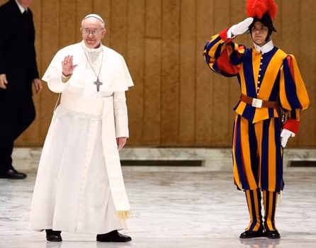 Theo các nhà nghiên cứu lịch sử, Vatican thuê đội vệ binh Thụy Sĩ kể từ 5 thế kỷ trước. Truyền thống này được duy trì đến ngày nay.