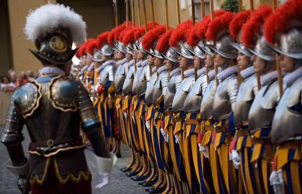Hiện có khoảng 150 - 200 vệ binh Thụy Sĩ làm nhiệm vụ tại Vatican. Toàn bộ thành viên đội vệ binh đều là nam giới độc thân và là người Công giáo.