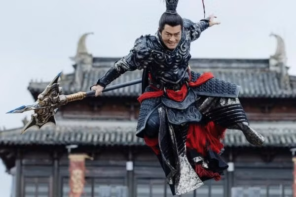 Sau khi hai bên đồng ý, Lã Bố lùi lại và giương cung bắn trúng vào ngạnh kích như đã nói từ trước. Theo đó, Lưu Bị cảm ơn Lã Bố đã giải nguy cho mình trong khi Kỷ Linh cảm phục Chiến thần này nên làm theo thỏa thuận rút quân về.